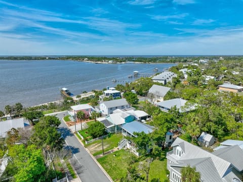 Downtown Apartment Half Block to Sunsets on Water Apartment in Cedar Key