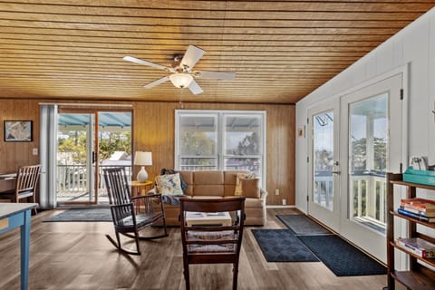 Downtown Apartment Half Block to Sunsets on Water Apartment in Cedar Key