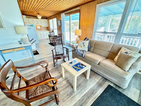 Downtown Apartment Half Block to Sunsets on Water Apartment in Cedar Key