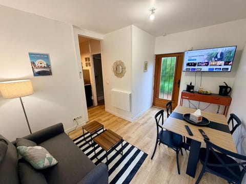 TV and multimedia, Coffee/tea facilities, Living room, Seating area, Dining area