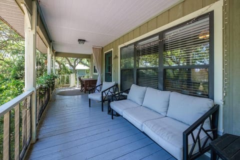 Porch Pace- Quiet Home with glimpse of water views House in Cedar Key