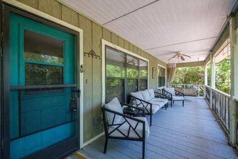 Porch Pace- Quiet Home with glimpse of water views House in Cedar Key