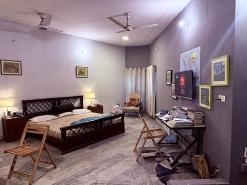 Bed, TV and multimedia, Bedroom