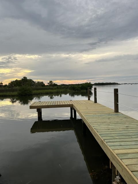 Waterfront Cottages with Sunsets, Kayaks Included! House in Cedar Key