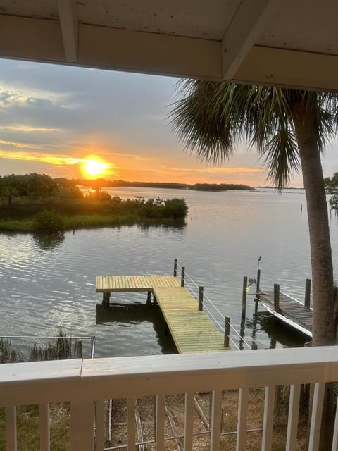 Waterfront Cottages with Sunsets, Kayaks Included! House in Cedar Key