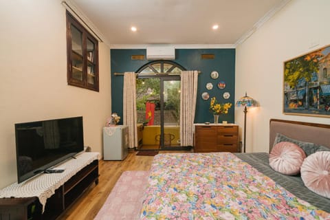 Photo of the whole room, Bedroom, air conditioner