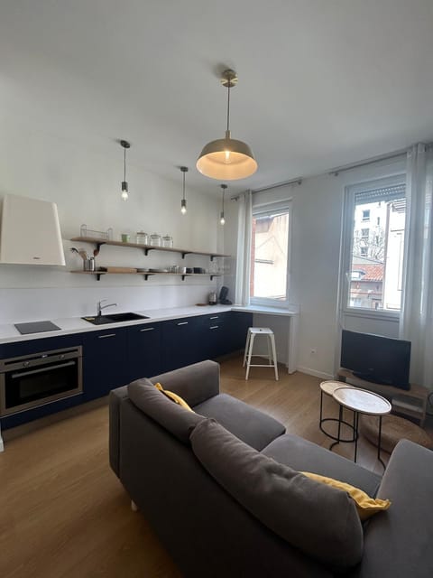 TV and multimedia, Kitchen or kitchenette, Living room, Seating area, oven, stove