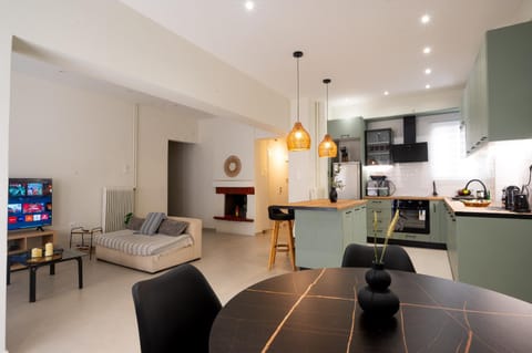 TV and multimedia, Kitchen or kitchenette, Living room, Seating area, Dining area