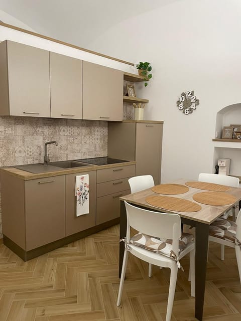 Kitchen or kitchenette, Dining area, stove