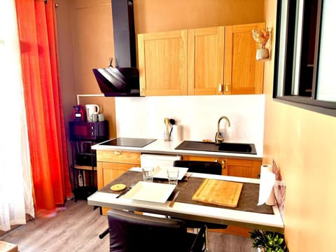 Kitchen or kitchenette, Dining area, stove