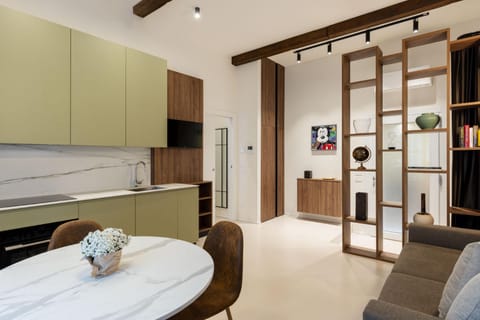 TV and multimedia, Kitchen or kitchenette, Living room, Seating area, Dining area, oven, kitchen