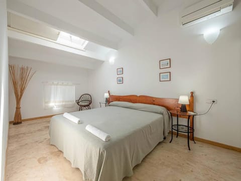 Bed, Photo of the whole room, Decorative detail, Bedroom, air conditioner
