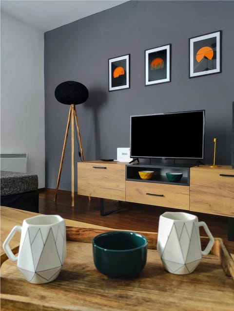 Communal lounge/ TV room, TV and multimedia, Living room, Family