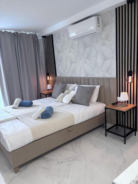 Bed, Living room, Photo of the whole room, Bedroom, towels, air conditioner