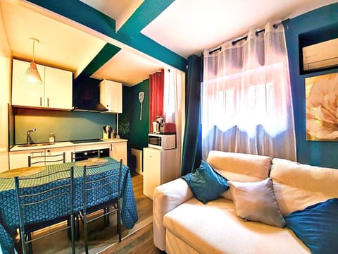 Kitchen or kitchenette, Seating area, Dining area, oven