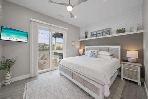 Stunning custom coastal hideaway with private pool House in Laguna Beach