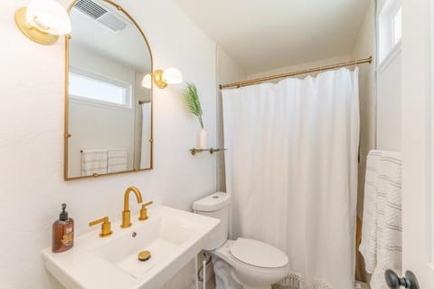 Desert Sage - Walk to Downtown JT - Private Retreat House in Joshua Tree