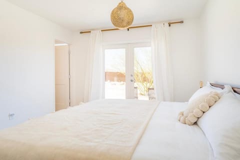 Desert Sage - Walk to Downtown JT - Private Retreat House in Joshua Tree