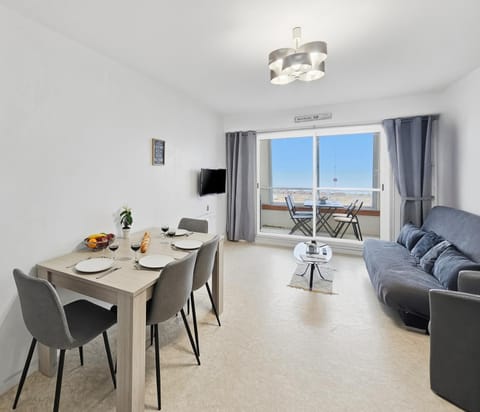 Property building, TV and multimedia, Seating area, Dining area, Sea view