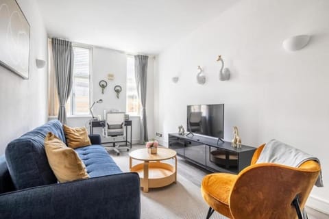Communal lounge/ TV room, TV and multimedia, Living room, Seating area