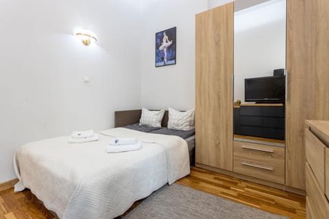 Property building, Bed, TV and multimedia, Kitchen or kitchenette, Photo of the whole room, Bedroom, towels, wardrobe