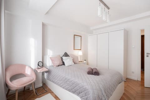 Bed, Photo of the whole room, Bedroom, towels, wardrobe