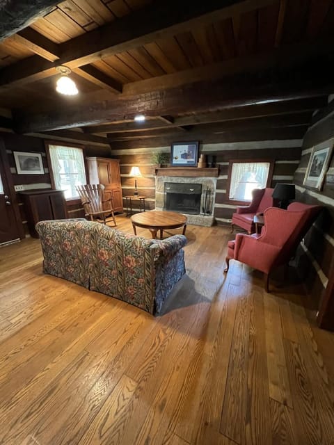 Strawberry Inn at Heritage Farm House in Huntington