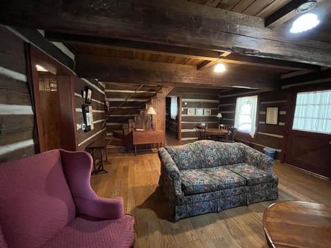 Strawberry Inn at Heritage Farm House in Huntington