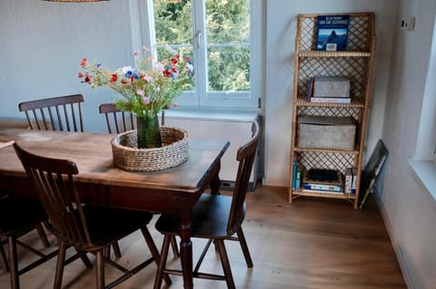 Living room, Seating area, Dining area, group of guests