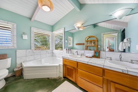 Toilet, Day, Bathroom, Bath, towels
