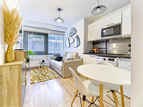 Kitchen or kitchenette, Living room, toaster