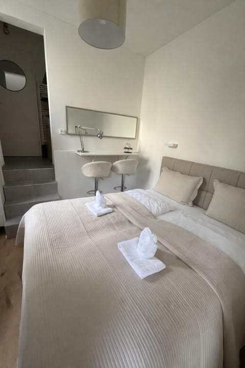 Bed, Photo of the whole room, Bedroom, towels