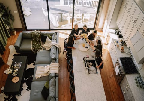 Luxe 7 Bedroom Home Heated Pool & Spa House in Warehouse District