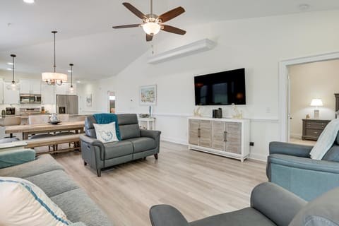 1 Mi to Beach! Sleek Golf and Pool Retreat Apartment in Garden City