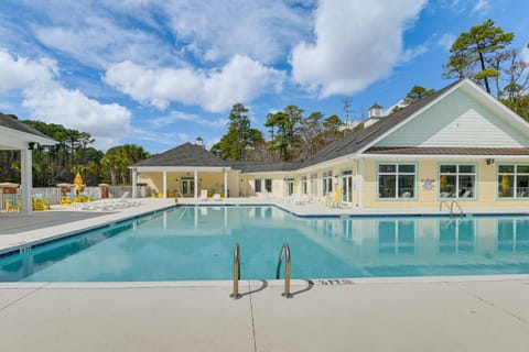 1 Mi to Beach! Sleek Golf and Pool Retreat Apartment in Garden City