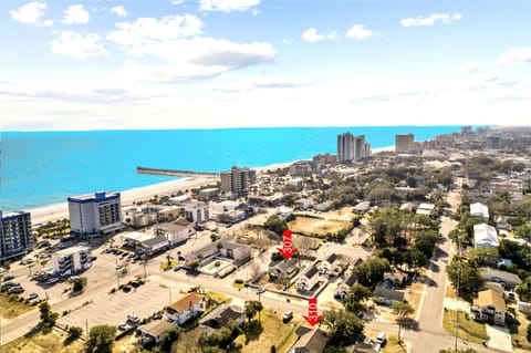 Property building, Nearby landmark, Day, Neighbourhood, Natural landscape, Bird's eye view, Beach, Evening entertainment, City view, Sea view, Location, Parking