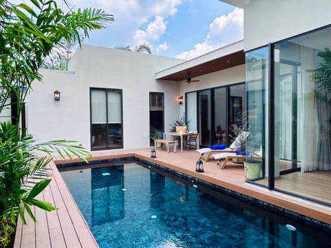 Property building, Patio, Day, Pool view, Swimming pool, sunbed