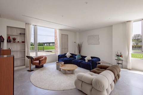Karaoke, Seating area, Entertainment