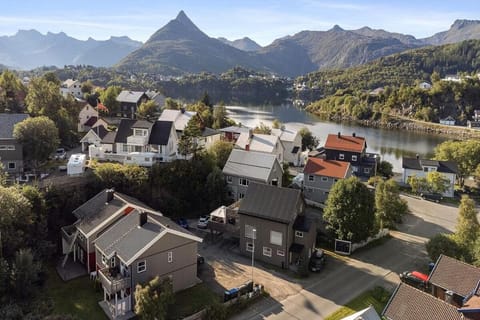 Property building, Nearby landmark, Neighbourhood, Natural landscape, Bird's eye view, Mountain view, Sea view, Street view, Location, Parking