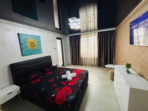 Bed, TV and multimedia, Living room, Photo of the whole room, Seating area, Bedroom