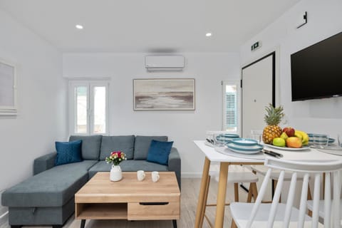Facade/entrance, TV and multimedia, Living room, Seating area, air conditioner