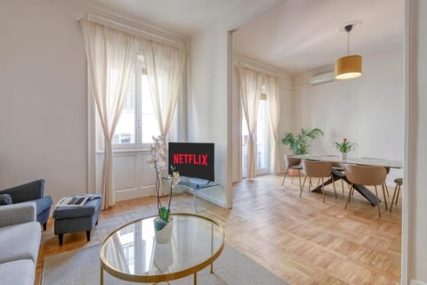 TV and multimedia, Living room, Seating area, Dining area