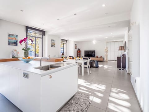 TV and multimedia, Kitchen or kitchenette, Living room, Dining area