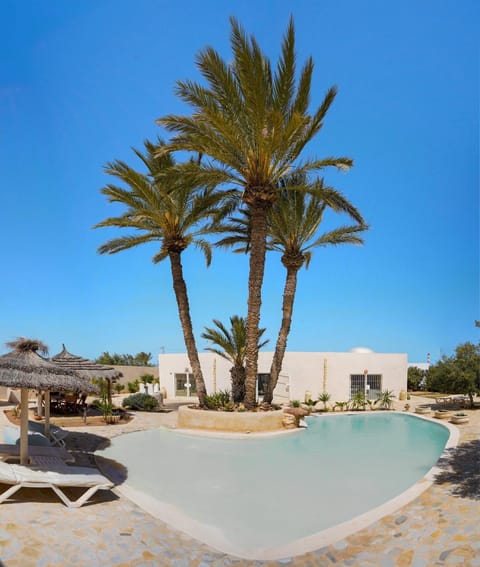 Swimming pool, sunbed