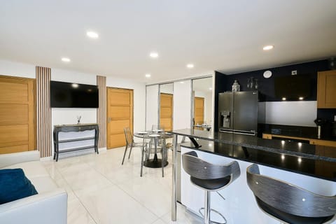 Communal lounge/ TV room, TV and multimedia, Kitchen or kitchenette, Living room, Dining area