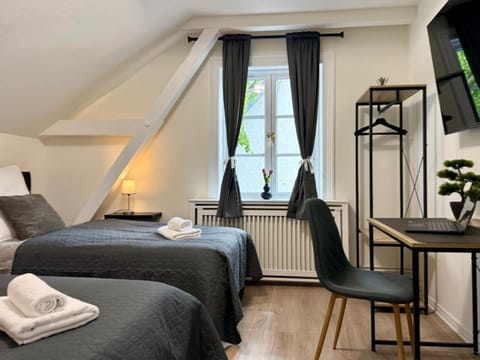 Bed, TV and multimedia, Photo of the whole room, Bedroom, towels