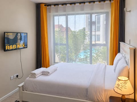 Bed, TV and multimedia, Pool view, Swimming pool