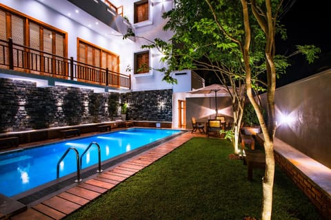 Swimming pool
