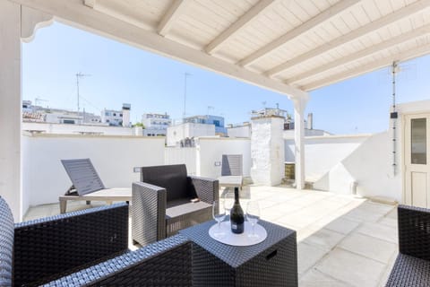 Property building, Balcony/Terrace, Living room