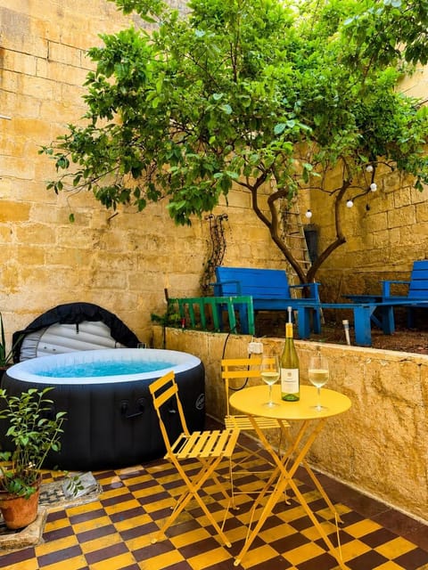 Patio, Day, Natural landscape, Garden, Hot Tub, Seating area, Garden view